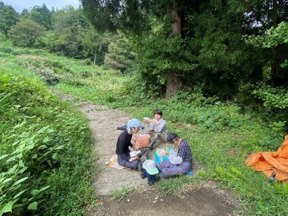 山道でお昼ごはんを食べる人たち